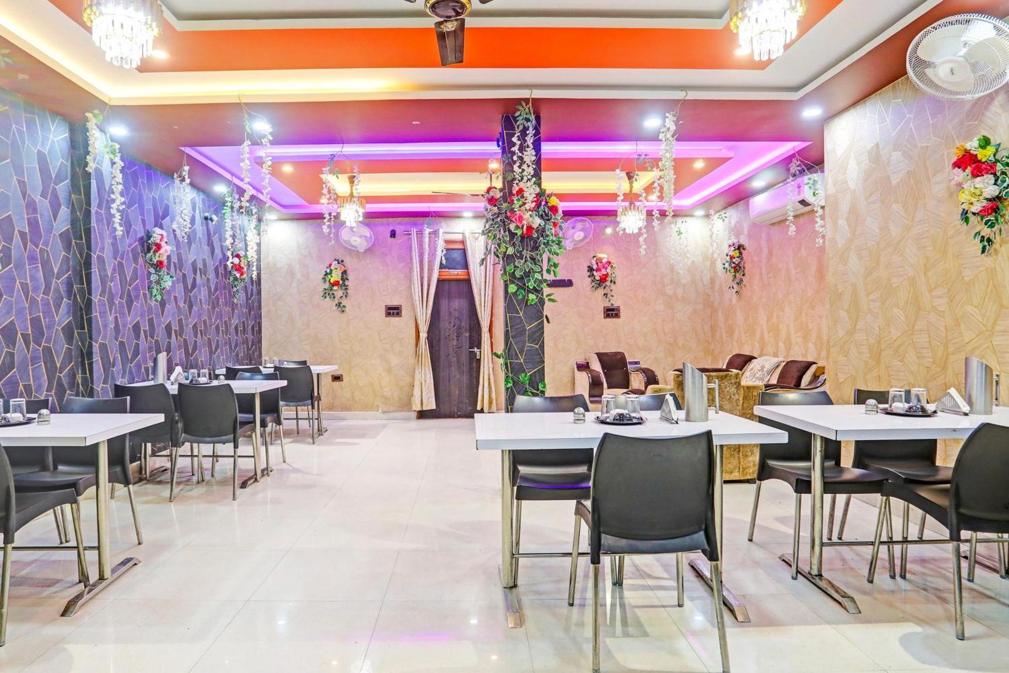 Spot On Love Buffet Restaurant & Benquet Holl Hotel Kānpur Exterior photo